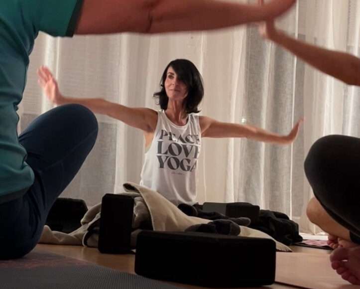 kerstin.yoga Yogastudio Gruppenstunde mit kerstin.yoga in Sukhasana