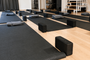 Yoga + Pilates Harxheim bei Mainz + online live 3 Minimalistisches Yogastudio
