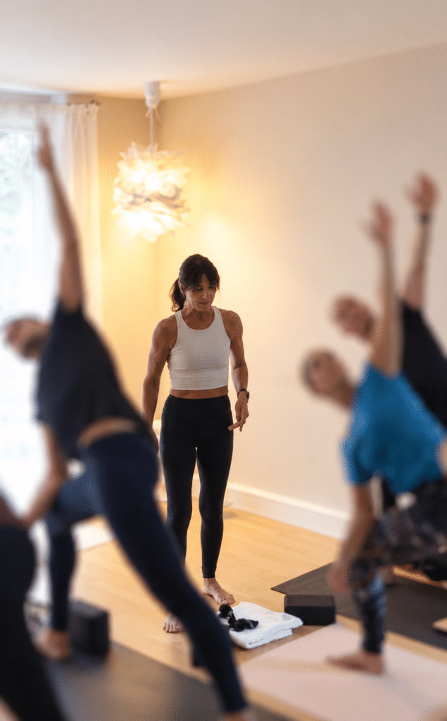 kerstin.yoga – Yoga + Pilates in Harxheim bei Mainz 1 kerstin.yoga in einer Gruppenstunde in Harxheim bei Mainz